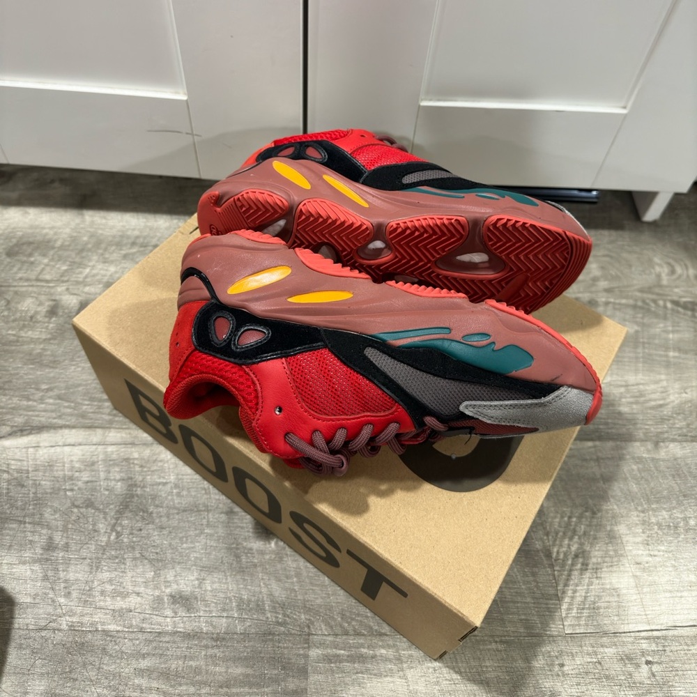 adidas Yeezy Boost 700
Hi-Res Red - Picture 4 of 5